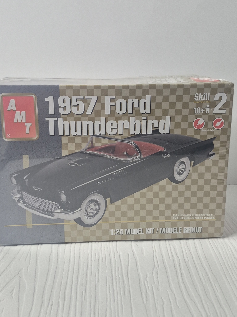 AMT 1957 Ford Thunderbird 1:25 Scale Model Car Kit #38249 Skill 2 New Sealed